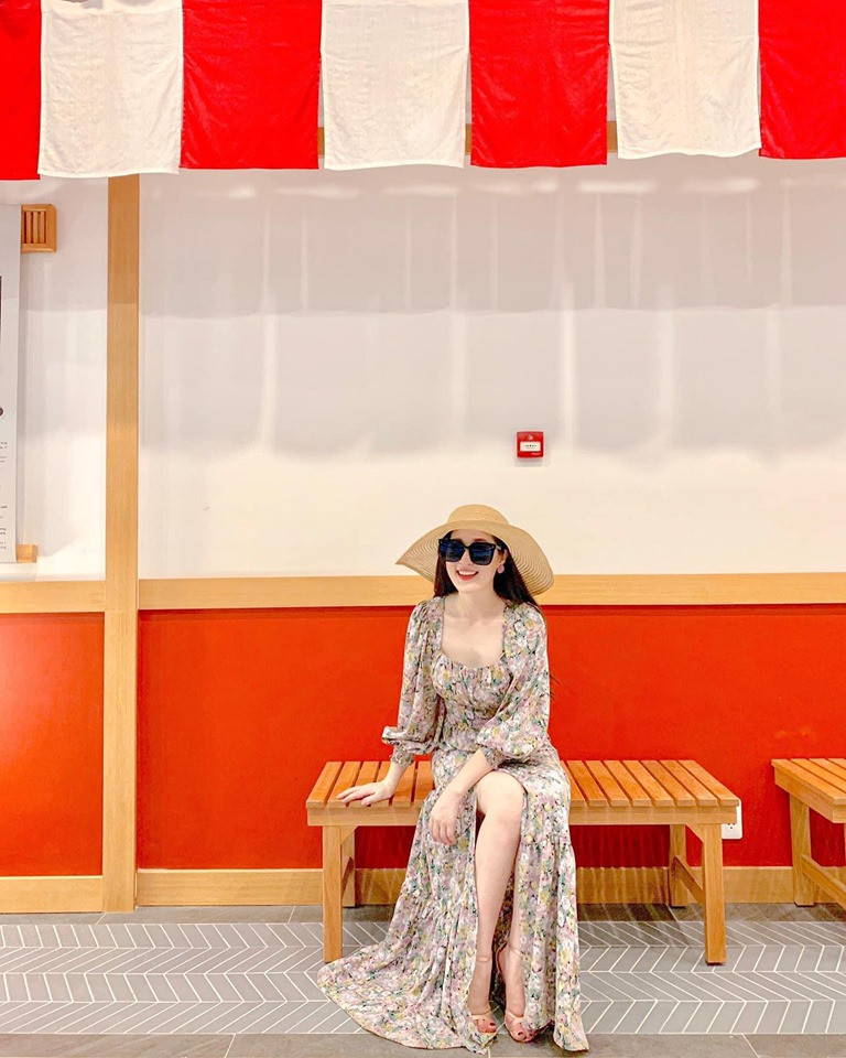 Khi đi chơi, cô nàng cũng thường xuyên chọn những bộ váy tôn lên vẻ sexy, gợi cảm và khoe làn da trắng sứ của mình.