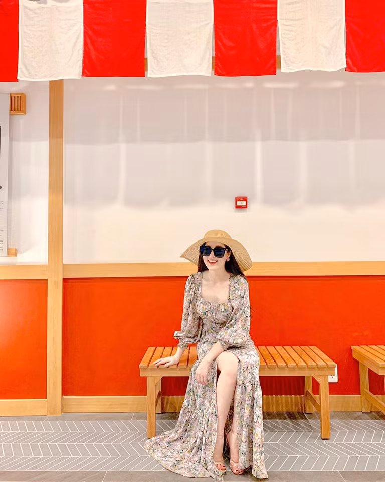 Khi đi chơi, cô nàng cũng thường xuyên chọn những bộ váy tôn lên vẻ sexy, gợi cảm và khoe làn da trắng sứ của mình.