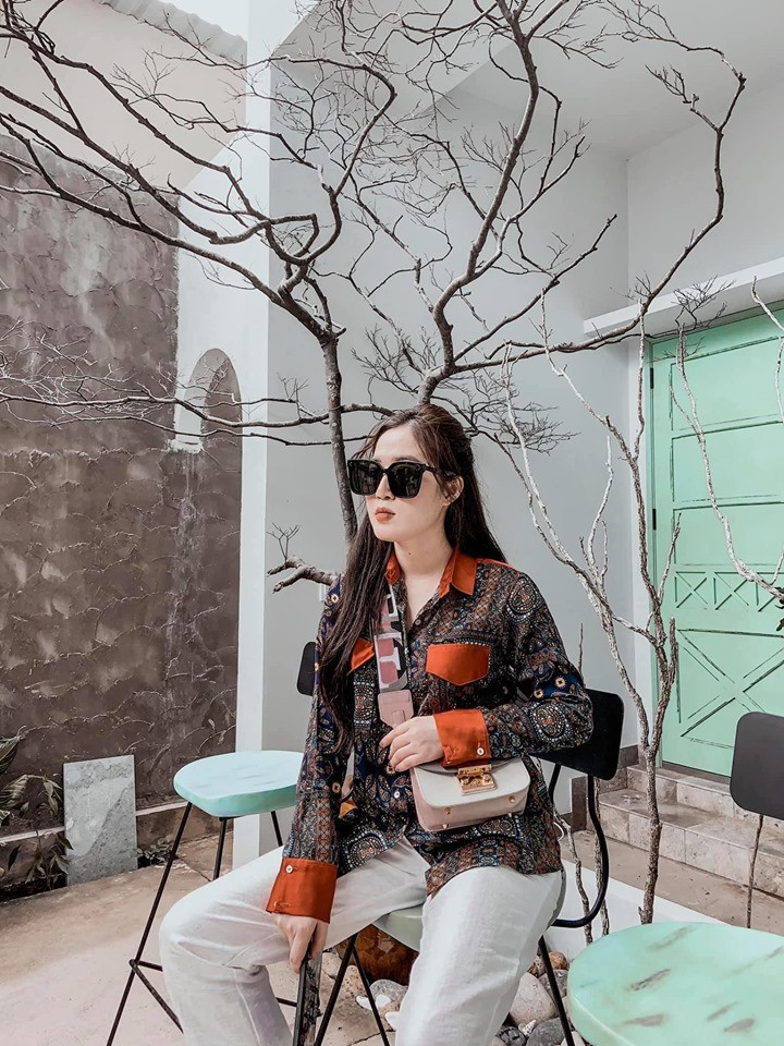 Đôi khi cô nàng cũng lựa chọn những bộ đồ cá tính thế này đây.