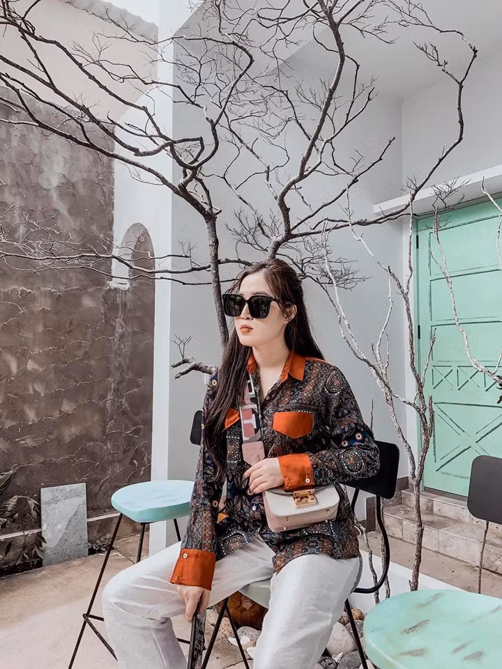 Đôi khi cô nàng cũng lựa chọn những bộ đồ cá tính thế này đây.