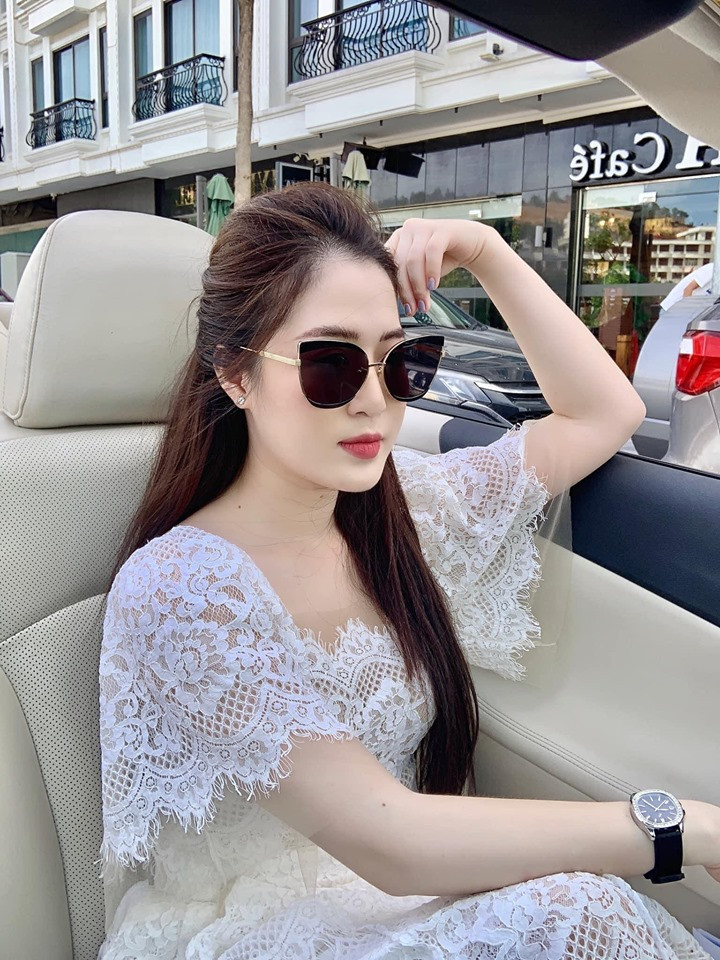 Cô nàng luôn biết kết hợp những món đồ phụ kiện như kính mắt, đồng hồ cho set đồ của mình thêm điểm nhấn, sang trọng hơn.