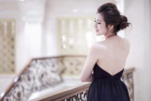 - Bổ sung vào thực đơn hàng ngày của bạn thật nhiều rau xanh và hoa quả tươi, ngũ cốc dạng hạt cũng như thịt nạc. Đặc biệt quan tâm đến thực phẩm giàu vitamin A và D vì chúng rất tốt cho vấn đề mụn lưng.