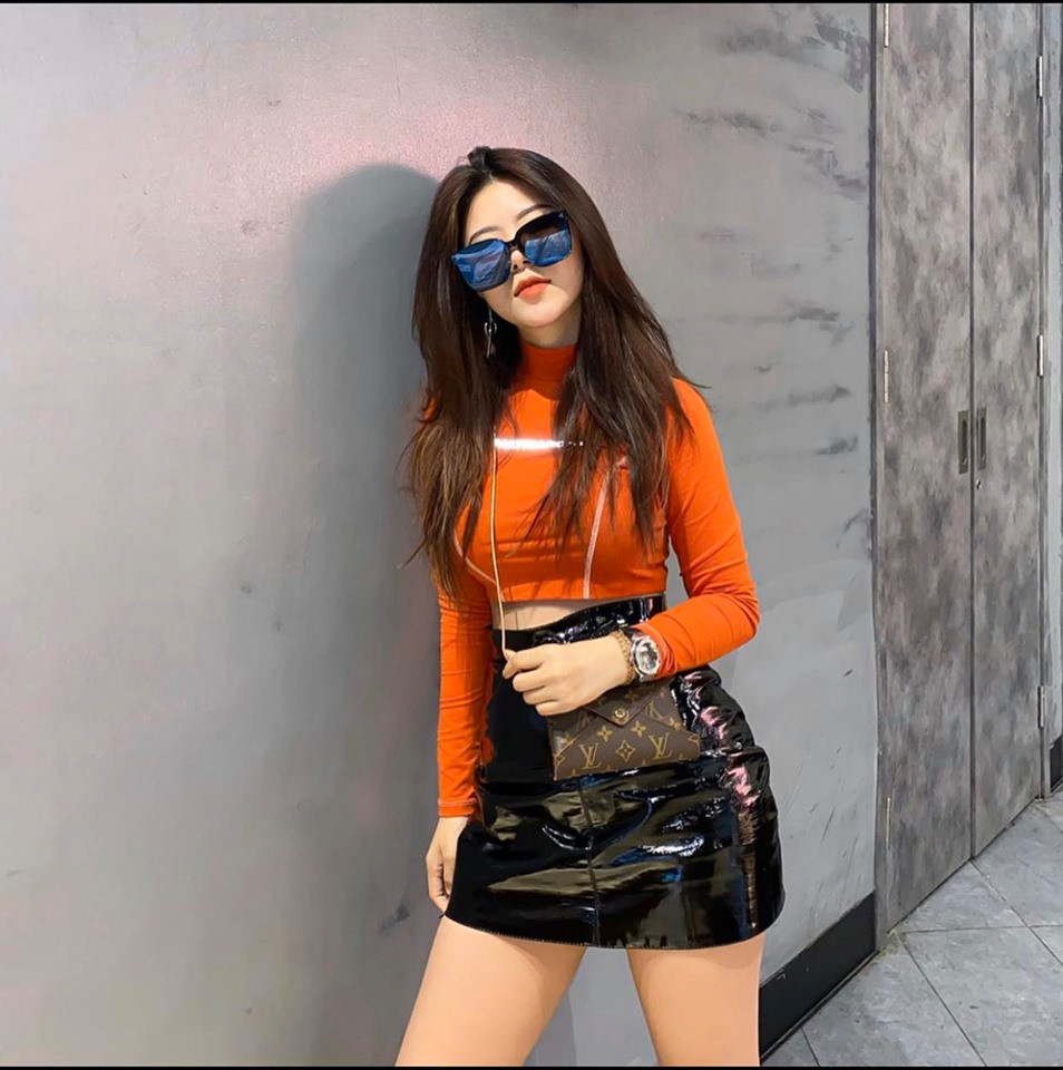 Những món phụ kiện luôn được cô nàng tận dụng triệt để cho set đồ của mình thêm cá tính.