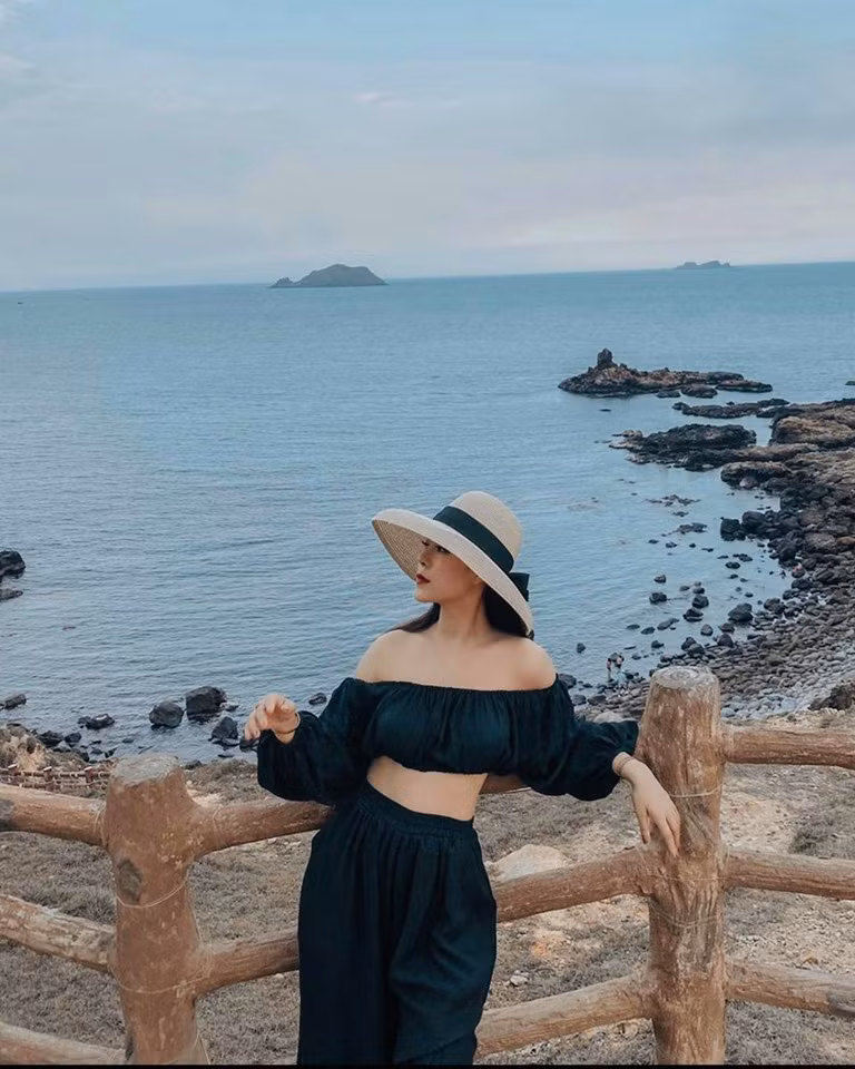 Một gợi ý phối đồ đi biển khá nổi bật cho các cô nàng bánh bèo.