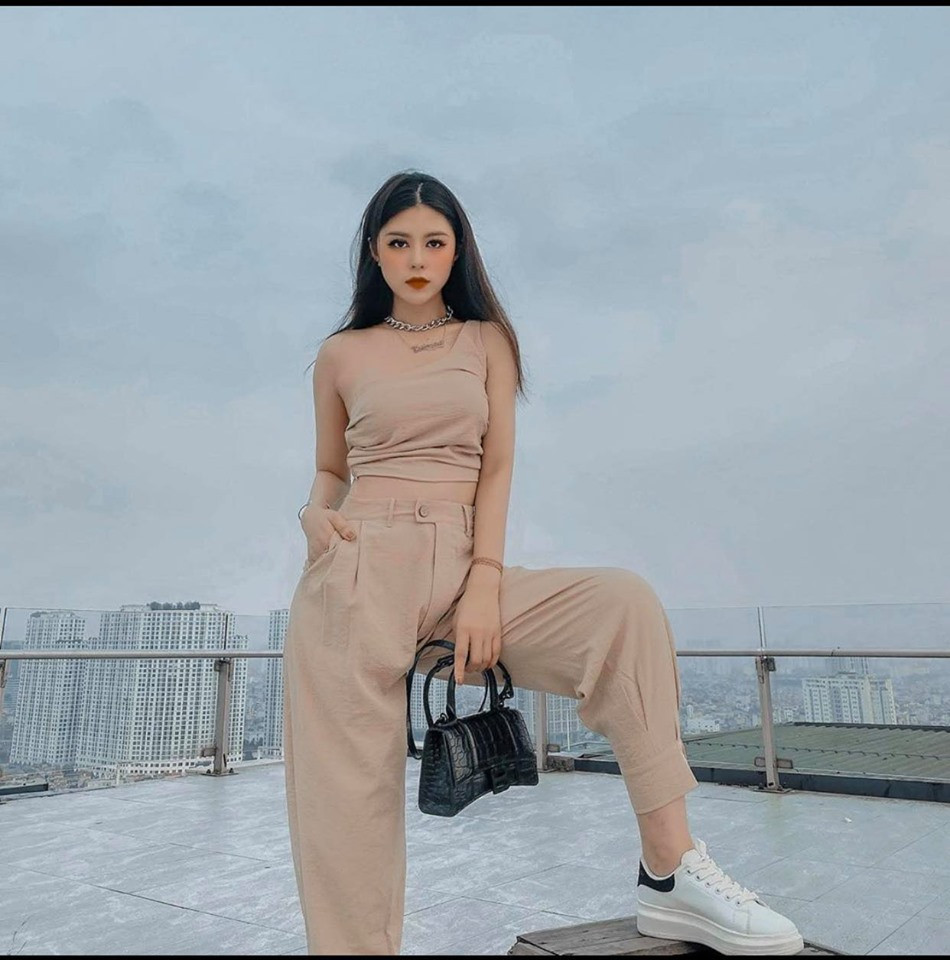 Hack chân dài miên man với quần Baggy vải mix với crotop cùng màu.