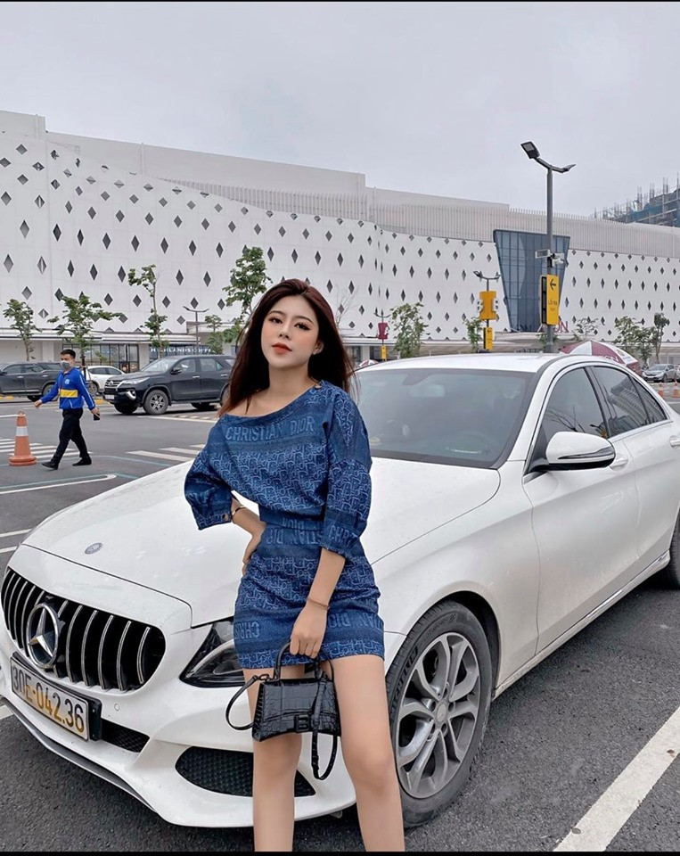 Cô nàng đặc biệt yêu thích những trang phục khoe vòng eo con kiến.