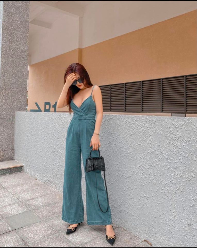 Khoe body nuột nà và vòng 1 hờ hững với jump bò thời thượng.