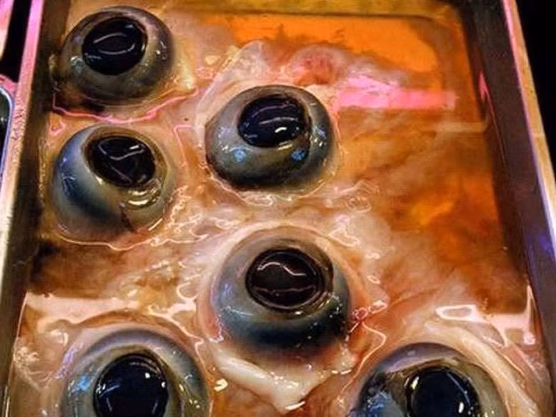 Nhãn cầu cá ngừ là một món ngon phổ biến ở Nhật Bản. Dù được chứng minh là giàu axit béo omega 3, nhưng cảnh tượng kinh dị của chúng vẫn khiến thực khách chùn bước. 