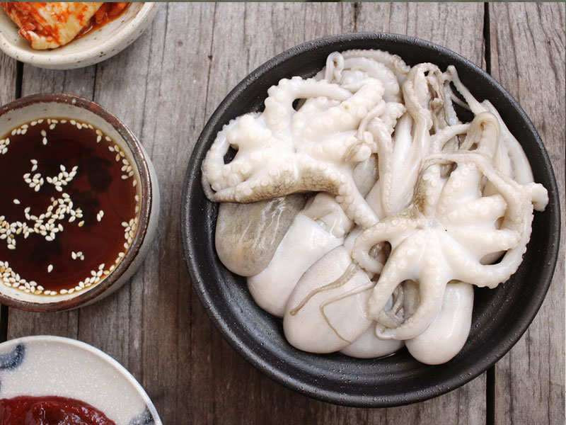 Khá giống với món cơm mực kinh dị của Nhật Bản, món Sannakji của Hàn Quốc được tạo thành từ những xúc tu bạch tuộc sống, tẩm với dầu mè và hạt nêm. Chúng vẫn hoạt động nên có thể gây nguy hiểm cho người ăn nếu không nhai kĩ.