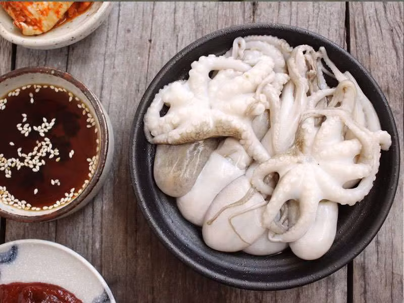 Khá giống với món cơm mực kinh dị của Nhật Bản, món Sannakji của Hàn Quốc được tạo thành từ những xúc tu bạch tuộc sống, tẩm với dầu mè và hạt nêm. Chúng vẫn hoạt động nên có thể gây nguy hiểm cho người ăn nếu không nhai kĩ.