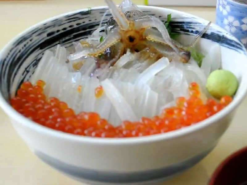 Katsu ika odori-don là món ăn Nhật Bản có một lớp mực sống phủ lên cơm, ăn cùng trứng cá hồi và nước sốt. Điểm đáng sợ của món ăn kinh dị này là mực vẫn sống và giãy giụa trong miệng. Món ăn có thể gây nguy hiểm vì nó khiến thực khách bị nghẹt thở nếu không cẩn thận.