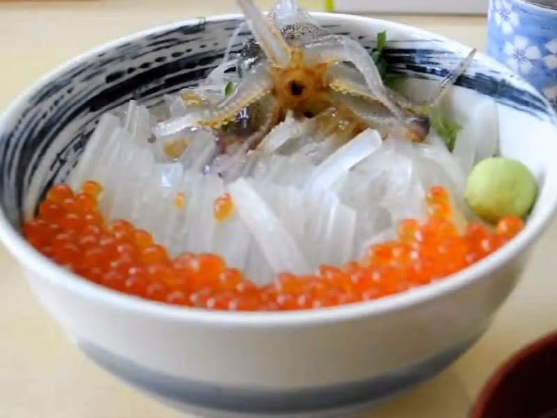 Katsu ika odori-don là món ăn Nhật Bản có một lớp mực sống phủ lên cơm, ăn cùng trứng cá hồi và nước sốt. Điểm đáng sợ của món ăn kinh dị này là mực vẫn sống và giãy giụa trong miệng. Món ăn có thể gây nguy hiểm vì nó khiến thực khách bị nghẹt thở nếu không cẩn thận.