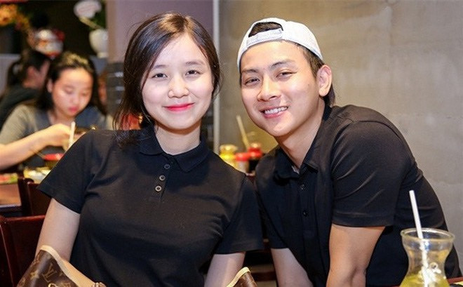 Áo đôi polo là kiểu rất được giới trẻ ưa chuộng và vợ chồng Hoài Lâm cũng không ngoại lệ.