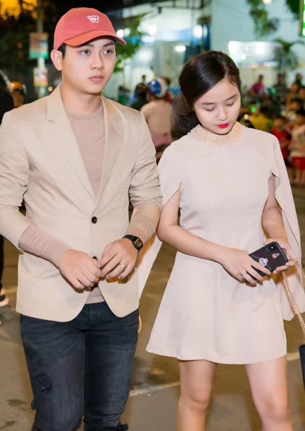 Một trong những lần diện đồ hút mắt được khen ngợi của cặp đôi với màu nude sang trọng.