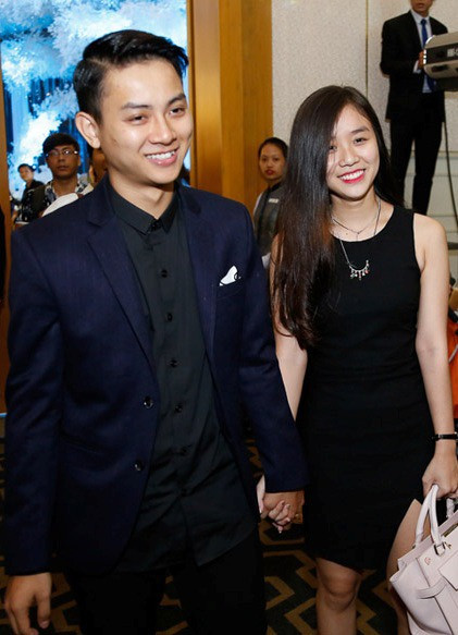 Cặp đôi rất yêu thích và tích cực lăng xê những bộ đồ màu đen trong mọi dịp.