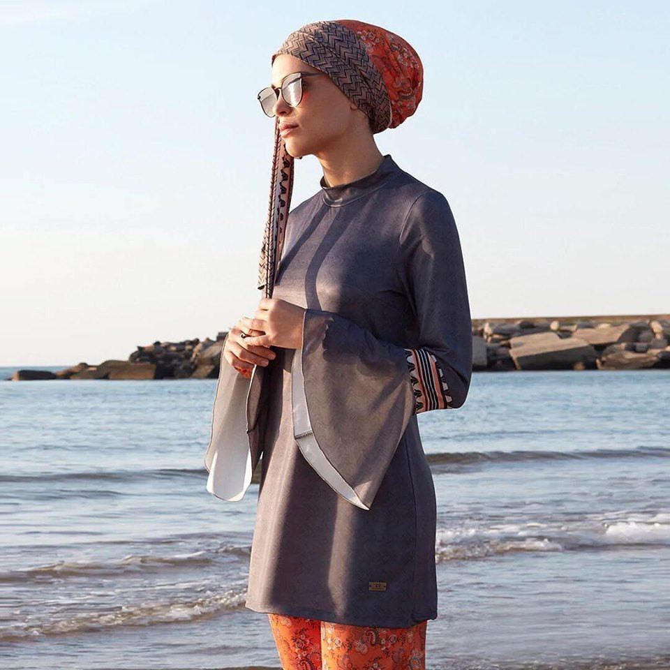 Kết hợp phong cách hồi giáo, thương hiệu Modanisa khiến chúng ta cảm thấy bối rối khi khó phân biệt được đây là đồ bơi hay trang phục hàng ngày. Tuy nhiên đây chính là điểm đặc biệt khiến thương hiệu này rất được yêu thích tại các quốc gia hồi giáo.