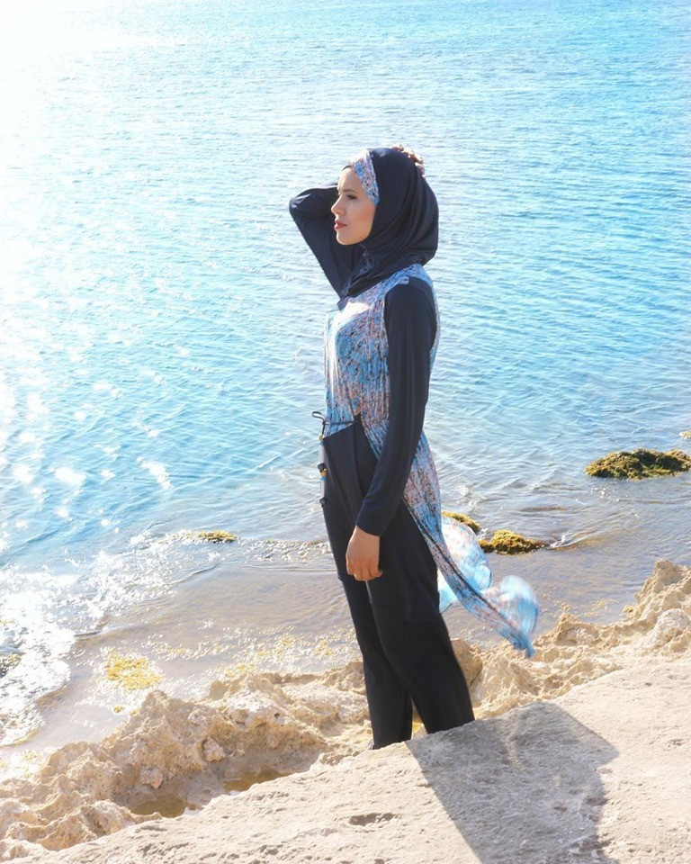 Trụ sở tại Montreal, thương hiệu Maya Square được ra mắt vào năm 2016 bởi người sáng lập Mariem Mezlini. Những bộ đồ bơi kín đáo của hãng có giá cả rất phải chăng, thiết kế thoải mái, linh hoạt, là sự lựa chọn hợp lí cho chị em yêu thích sự nghiêm túc.