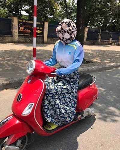 Không ít người giật mình khi nhìn thấy cô gái này và thắc mắc không biết cô nàng nhìn đường và lái xe bằng cách nào.