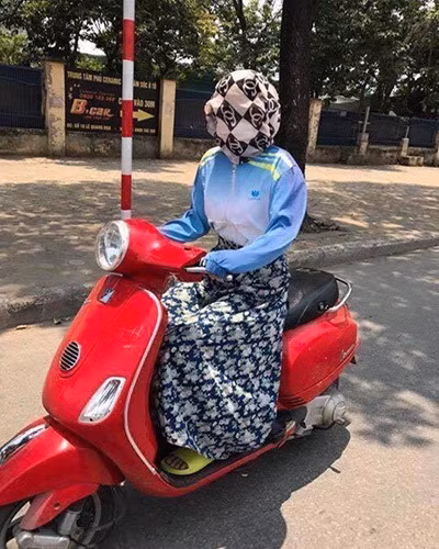 Không ít người giật mình khi nhìn thấy cô gái này và thắc mắc không biết cô nàng nhìn đường và lái xe bằng cách nào.