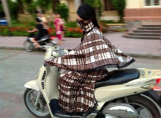 Cô gái sợ nắng đến mức mặc áo chống nắng như cuốn chiếc chăn bông lên người khiến người đi đường phải "phát ngốt".