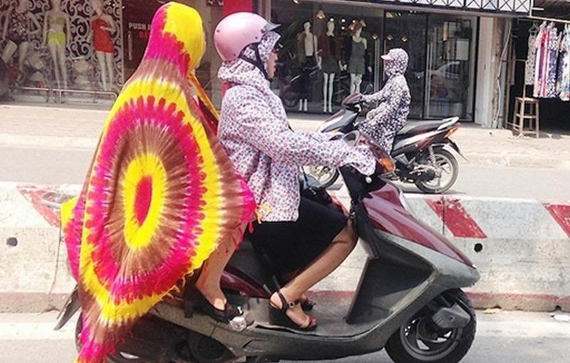 Cô gái nổi bần bật giữa phố khi trùm kín từ đầu đến chân bằng chiếc khăn sặc sỡ. Tuy nhiên sẽ rất nguy hiểm nếu chiếc khăn cuốn vào bánh xe.