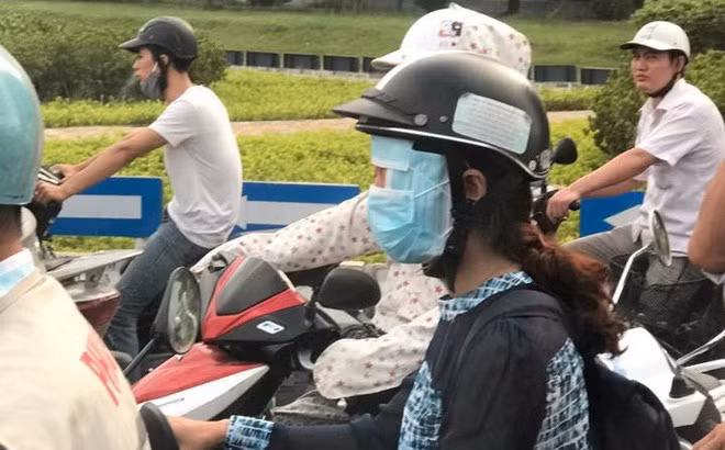 Quyết tâm không để hở chỗ nào trên khuôn mặt nên một cái khẩu trang là không đủ.