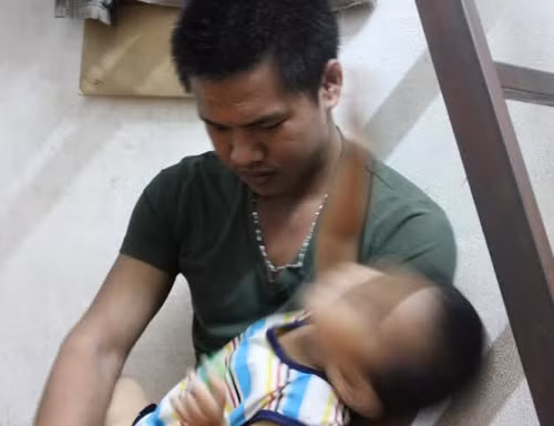 Chồng con của phạm nhân Nhờ vẫn ở căn nhà trọ cũ. Nhưng giờ đây cháu bé đã có người phụ nữ khác chăm sóc và suốt hơn 1 năm thụ án, Nhờ chưa được gặp lại con trai của mình.