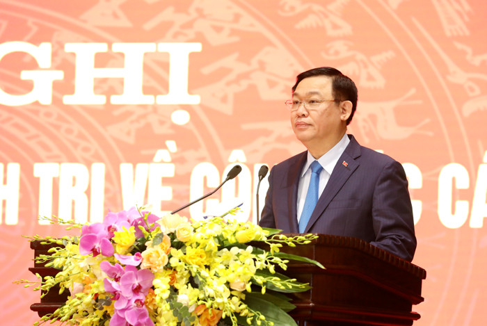 Tân Phó Bí thư Hà Nội chia sẻ, ông vinh dự và tự hào được kế thừa những thành tựu và bài học kinh nghiệm quý báu trong quá trình xây dựng, đi lên của thủ đô Hà Nội mà các lãnh đạo TP qua các thời kỳ đã dày công tạo lập; nhận thức đó là tiền đề quan trọng để Đảng bộ và nhân dân thủ đô vượt qua mọi khó khăn, thử thách, thực hiện thắng lợi nhiệm vụ sắp tới. (Ảnh: Bí thư Thành ủy TP Hà Nội Vương Đình Huệ chúc mừng ông Chu Ngọc Anh).