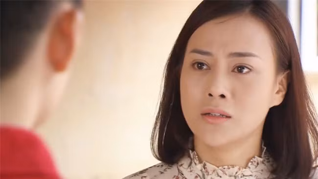 Trach em chong de xe may qua ban, cau ay chi oa len khoc nuc no-Hinh-3