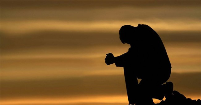 Trach em chong de xe may qua ban, cau ay chi oa len khoc nuc no-Hinh-2