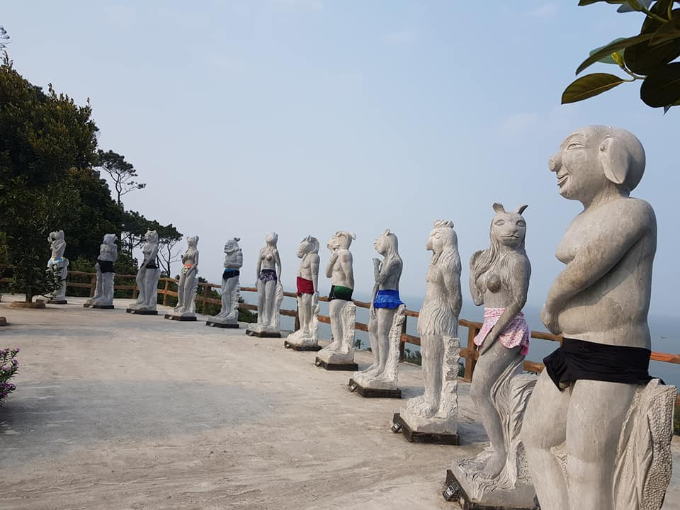 Tượng 12 con giáp được "mặc váy, mặc khố".