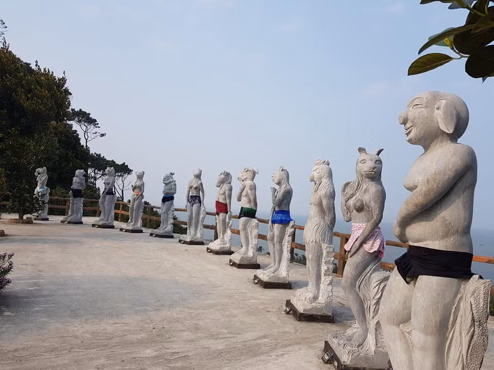 Tượng 12 con giáp được "mặc váy, mặc khố".