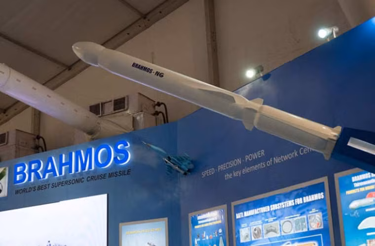 Nhưng chiếm sự chú ý nhiều hơn cả tại triển lãm Aero India 2015 là các mẫu vũ khí tại các gian trưng bày trong nhà. Trong ảnh là mô hình tên lửa hành trình NG trong lượng nhẹ, kích cỡ nhỏ cho phép Su-30MKI mang được 5 đạn.