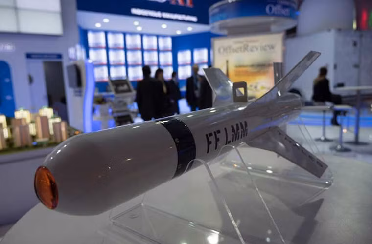 Vũ khí dẫn đường chính xác cao FL-LMM do công ty Thales và Textron System sản xuất.