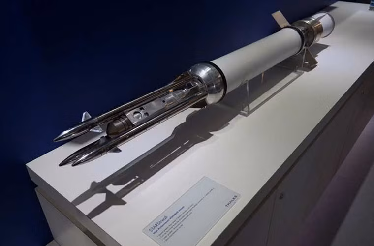 Mô hình quả đạn (hiển thị rõ phần đầu đạn) tên lửa vác vai đối không Starstreak. Ưu điểm của loại tên lửa này là có thể tăng tốc hơn 1.000m/s trong vòng chưa đến 1 giây, trang bị 3 đạn con có thể tạo ra vùng tấn công lớn và đủ động năng để đánh chặn các mục tiêu có độ cơ động tới 9G trong khoảng cách từ 300 đến 7.000m.