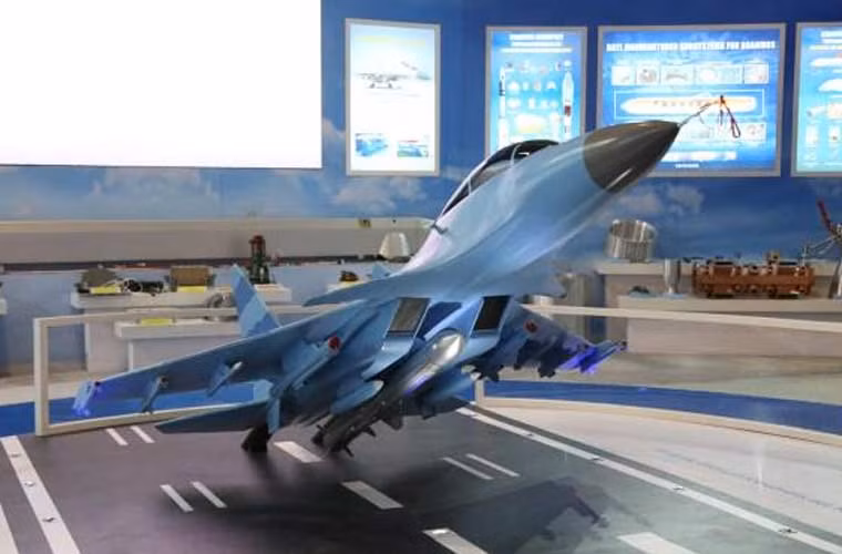 Mô hình tiêm kích đa năng Su-30MKI mang một đạn BrahMos A dưới bụng – điểm giữa 2 ống hút không khí cho động cơ được giới thiệu tại triển lãm hàng không Aero India 2015.