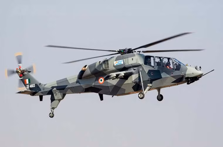 Đặc biệt nhất, đáng lưu ý nhất trong các loại vũ khí tối tân được giới thiệu tại Aero India 2015 là việc công ty HAL Ấn Độ bày trình diễn trực thăng tấn công đa năng LCH do hãng này tự chế tạo. Một chiếc LCH có đơn giá lên tới 17,48 triệu USD, mang được 8 tên lửa chống tăng và 4 tên lửa không đối không hoặc 4 bom 250kg trên 4 giá treo.