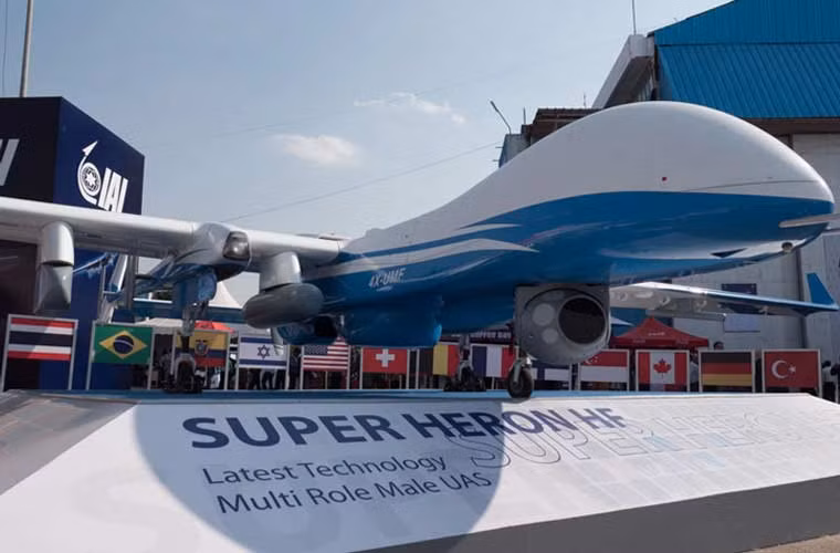 Mô hình tỉ lệ chuẩn UAV trinh sát Super Heron của Irasel giới thiệu tại Ấn Dộ, đặc điểm chính của mẫu này là trang bị radar giam sát hàng hải, pod trinh sát M19HD thế hệ mới.