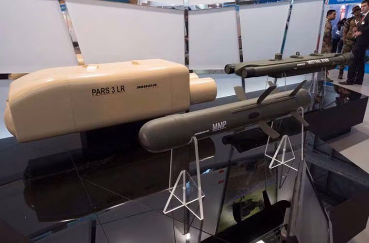 Mô hình bệ và đạn tên lửa chống tăng phóng từ trực thăng PARS 3LR (tầm bắn 7km, trang bị cảm biến TV CCD và hồng ngoại bị động) cùng tên lửa chống tăng MMP (xuyên giáp dày 1.000mm RHA, tầm bắn 2km) do tập đoàn MBDA sản xuất.