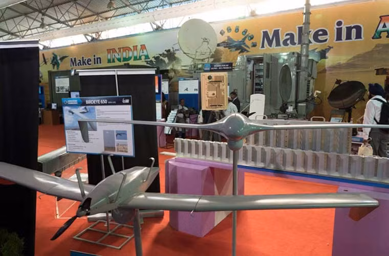 Mô hình UAV trinh sát Birdeye 400 và Birdeye 650 do Israel phát triển trưng bày tại triển lãm. Theo một số nguồn tin, Israel đã bán công nghệ và dây chuyền sản xuất dòng Birdeye cho Ấn Độ.