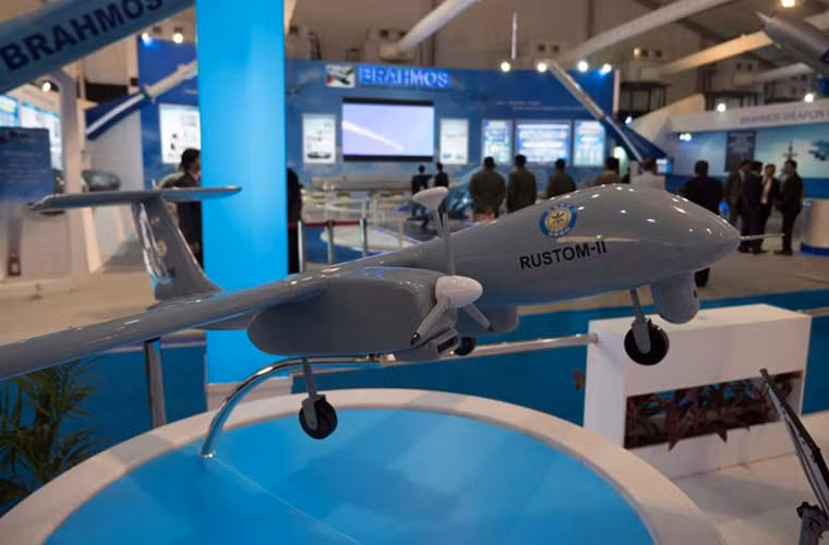 Mô hình UAV cỡ lớn Rustom II do Tổ chức Nghiên cứu và Phát triển Quốc phòng Ấn Độ (DRDO) phát triển.