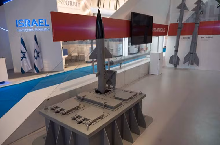 Mô hình bệ phóng thẳng đứng của hệ thống phòng không - phòng thủ tên lửa Iron Dome đặt trên tàu chiến. Chúng được gọi với cái tên chính thức là C-DOME được thiết kế để chống lại các cuộc tấn công dồn dập, qui mô lớn ở cả vùng biển xa lẫn ven bờ.