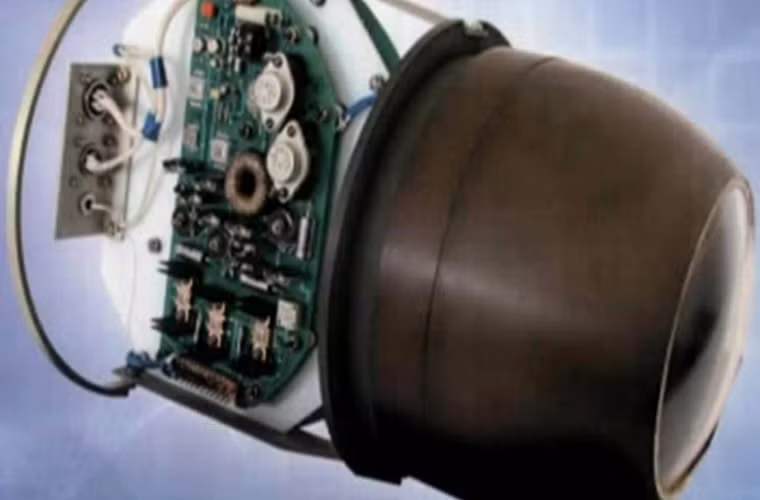 Với biến thể KAB-250 LGE trang bị đầu tự dẫn lade. Máy bay phải liên tục chiếu chùm lade cho đến khi quả bom đánh trúng mục tiêu nên nguy cơ máy bay bị phát hiện là khá cao.