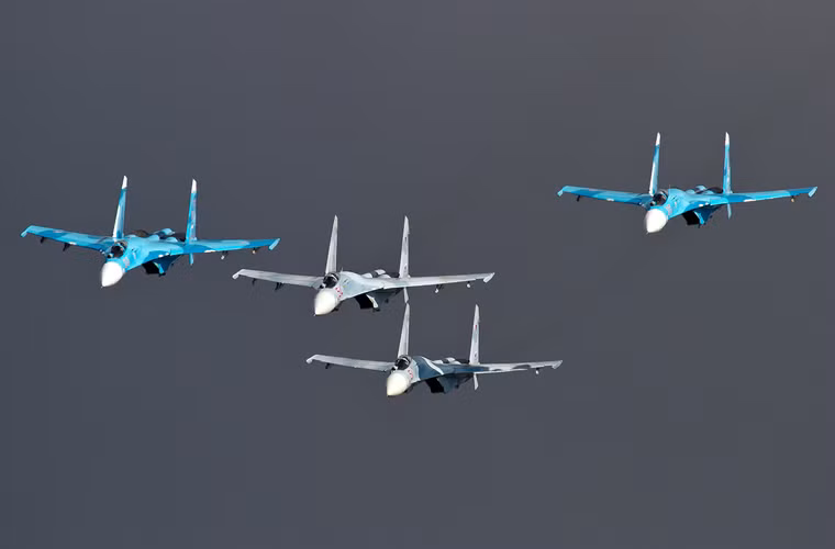 Sau khi xảy ra sự kiện tiêm kích F-16 Thổ Nhĩ Kỳ bắn rơi máy bay Su-24 của Không quân Nga đang thực hiện phi vụ không kích mục tiêu phiến quân IS đã buộc người Nga quyết định triển khai thêm máy bay tiêm kích hộ tống tới Hmeymim, Syria. Theo đó, các quan chức Nga tiết lộ rằng, mỗi cặp máy bay tiêm kích-bom Su-24M và Su-34 sẽ nhận được sự bảo vệ của một chiến đấu cơ Su-27SM hoặc Su-30SM.