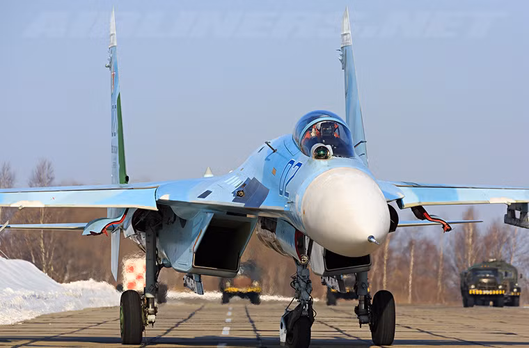 So với Su-30SM thì Su-27 là máy bay tiêm kích thế hệ cũ hơn, tuy nhiên Su-27SM lại có khả năng chiến đấu ngang ngửa hoàn toàn sau khi đã trải qua các đợt nâng cấp lớn trong những năm gần đây.