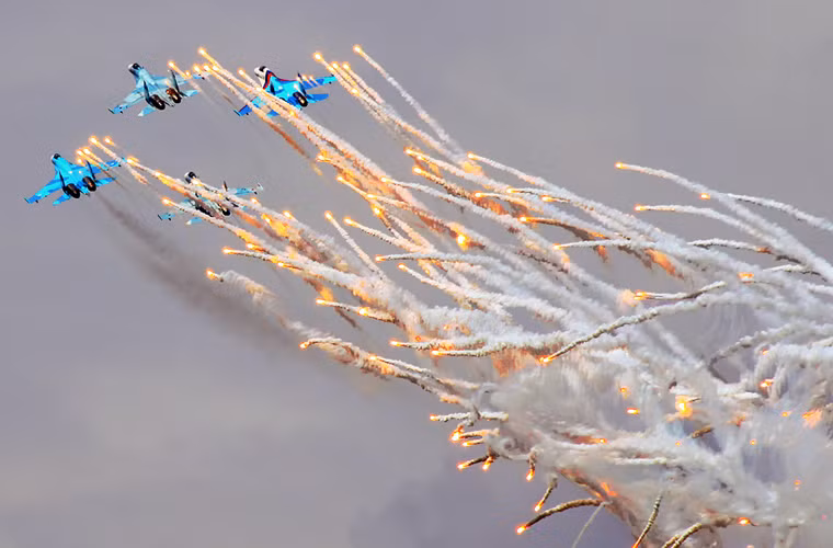 Những cải tiến mới đem lại khả năng thao diễn, cơ động trong không chiến tốt hơn cho Su-27 huyền thoại, tầm bay cũng được tăng lên đến 4.000km (so với 3.500km nguyên mẫu).