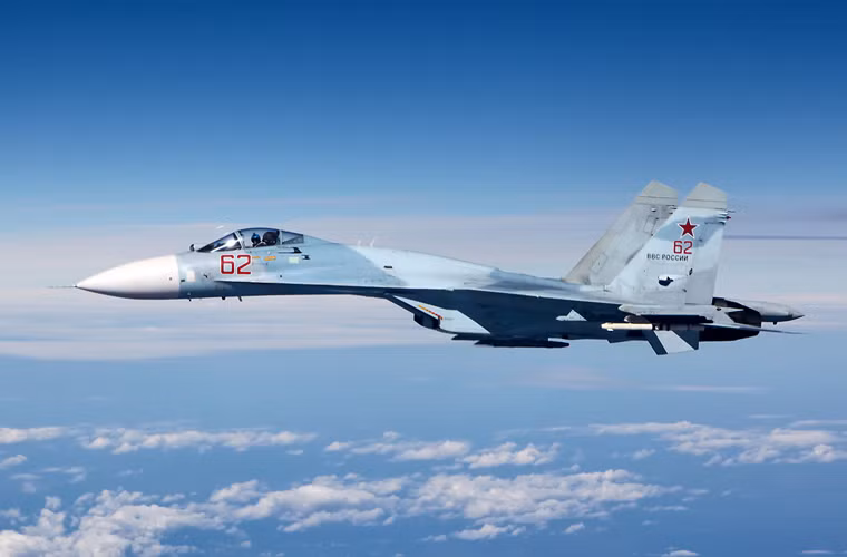 Với tầm trinh sát không đối không 400km, Bars giúp Su-27SM có khả năng như máy bay cảnh báo sớm. Do đó, nó có thể báo động ngay khi phát hiện mối đe dọa đối với phi đội máy bay ném bom Su-24/25/34 ngay cả khi địch còn cách đó vài trăm km.