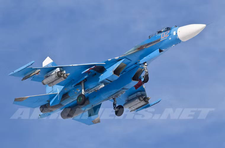 Ngoài khả năng không đối không mạnh mẽ, radar N011 Bars còn đem lại cho Su-27SM khả năng không đối đất, không đối hải tuyệt vời. Đây là điểm vợt trội thứ ba so với Su-27S trước đây chỉ mang được vũ khí không điều khiển đối đất.