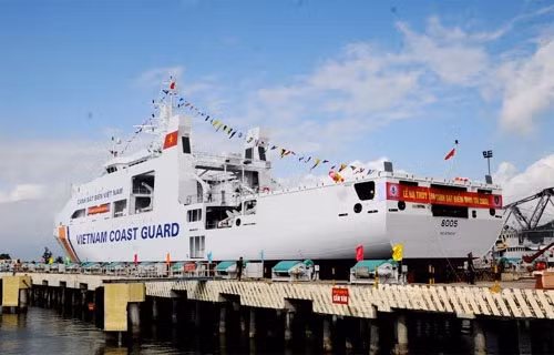 Viet Nam ha thuy tau canh sat bien co 2.400 tan