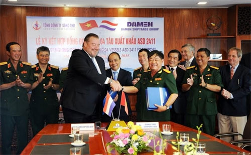 Viet Nam ha thuy tau canh sat bien co 2.400 tan-Hinh-2